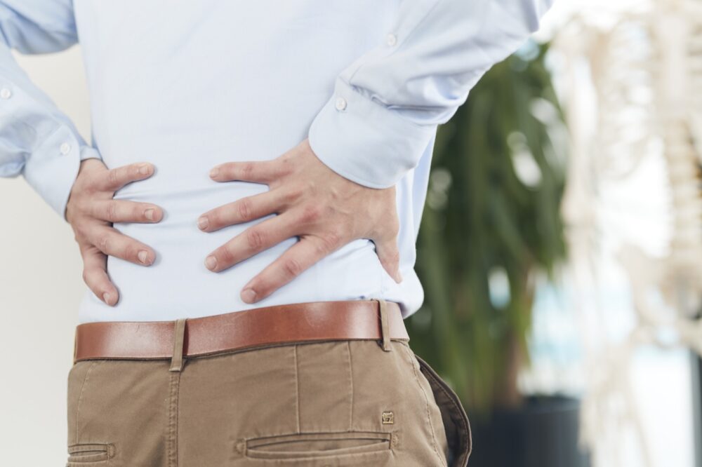 Man met ochtendstijfheid en pijn in de lage rug - Spine Clinics