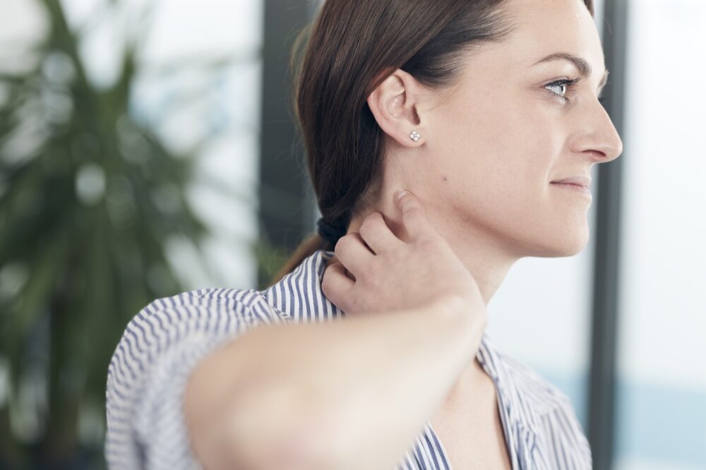 Onderzoek van de nek bij spanning rond hals en schouders - Spine Clinics