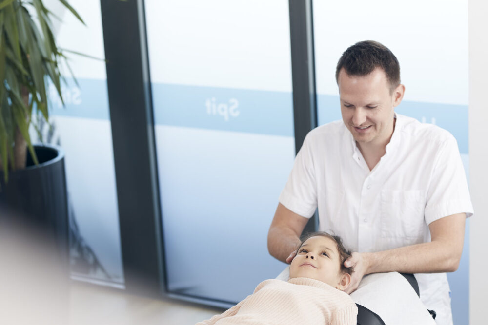 Chiropractor behandelt de nek bij cervicogene hoofdpijn – Spine Clinics