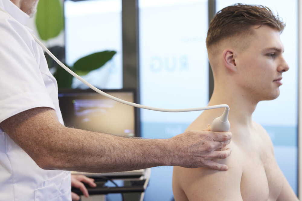 Echografie met een echo-probe op de schouder bij peesklachten – Spine Clinics
