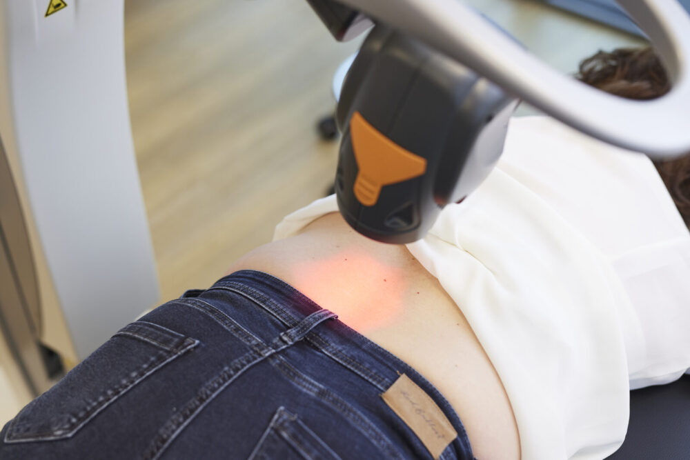 Lasertherapie met rood licht op de onderrug bij een blessure – Spine Clinics