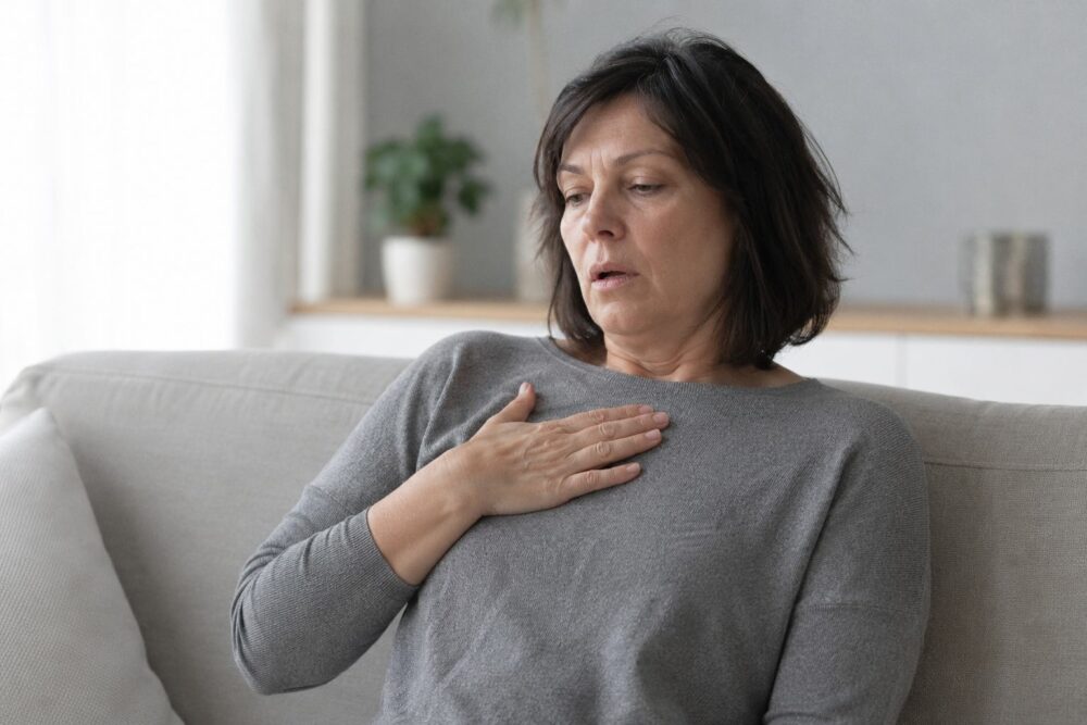 vrouw met long-covid pauzeert kortademig op de bank