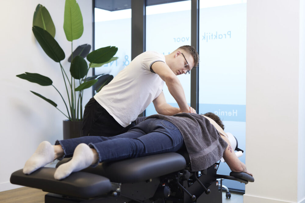 Chiropractor voert een manipulatie van de wervelkolom uit – Spine Clinics