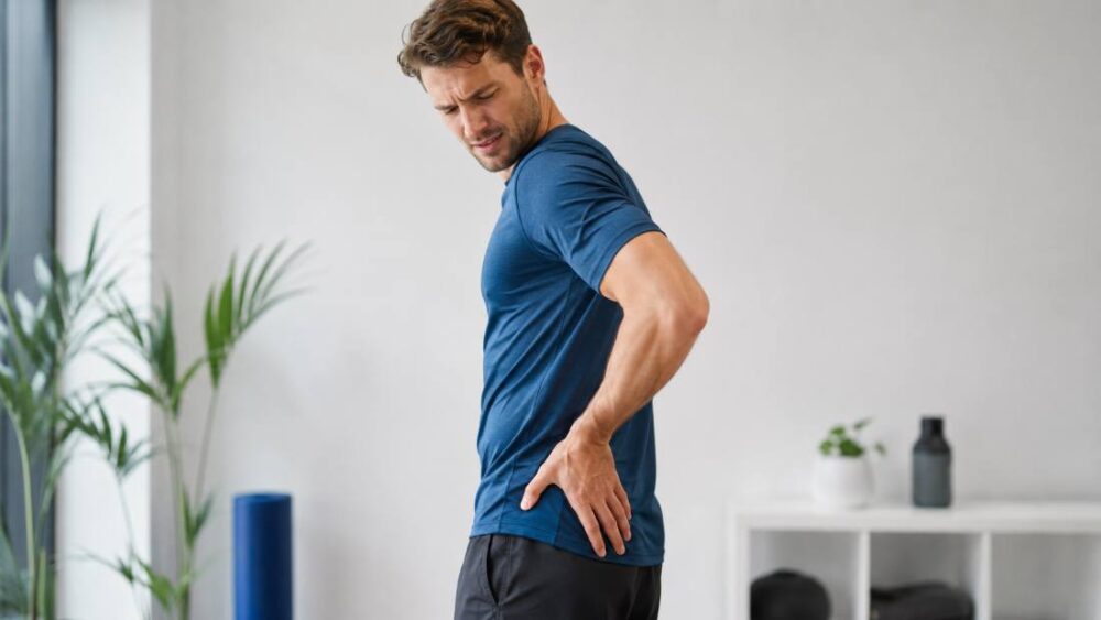 Patient houdt zijn bil vast door pijn van piriformissyndroom - Spine Clinics