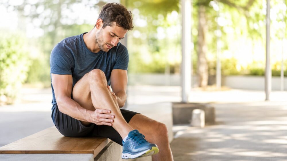 Sportieve hardloper ondersteunt het scheenbeen na het sporten – Spine Clinics, stressfractuur