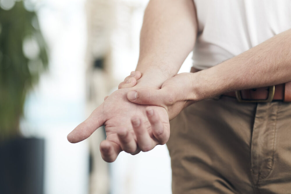Onderzoek van pols en hand bij tintelende of slapende handen – Spine Clinics