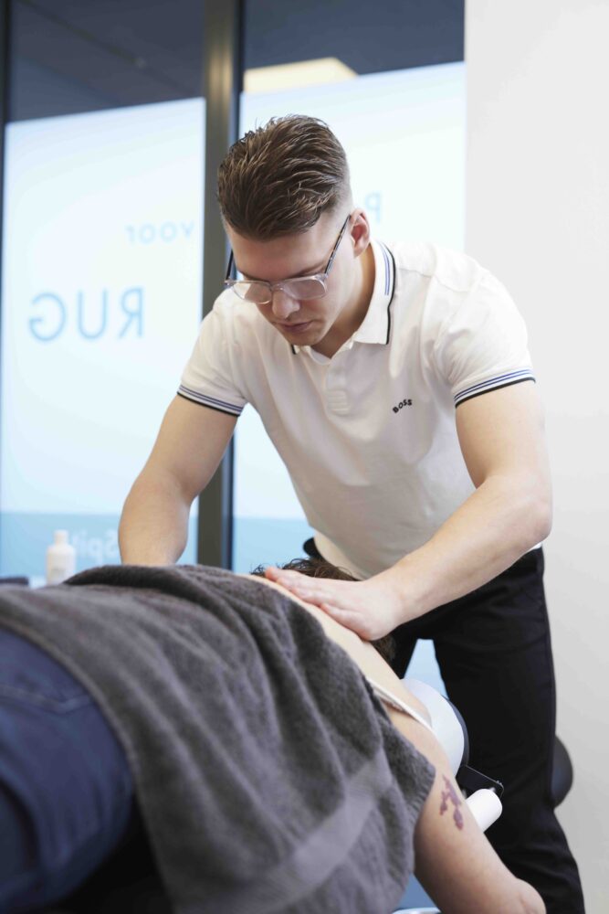 Sportmassage- en rugbehandeling in de praktijk van Spine Clinics in Uden