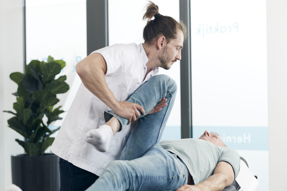 Chiropractor voert een wervelkolombehandeling uit bij Spine Clinics