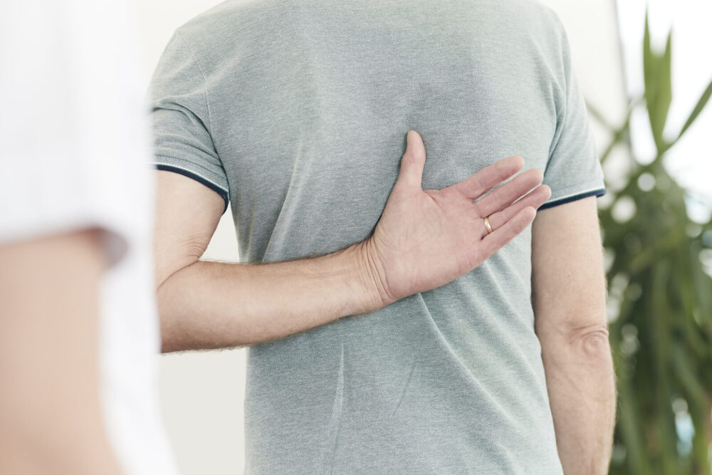 Chiropractor onderzoekt en behandelt de rug van een patiënt bij Spine Clinics